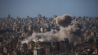 Prímerie sotva začalo a už ho sprevádzajú výbuchy. Izrael pokračuje v útokoch na juhu Libanonu, Hizballáh odpovedá paľbou