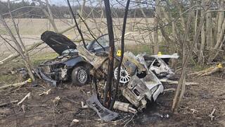 Nehoda s fatálnym koncom pri Jablonici: Auto vyletelo zo zákruty, po náraze zbĺklo. Vyhasli dva mladé životy