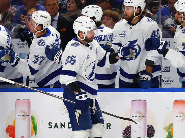 NHL: Jubilejný zásah Kučerova nezachránil Tampu: Lightning prehrali, Černák odohral takmer 14 minút