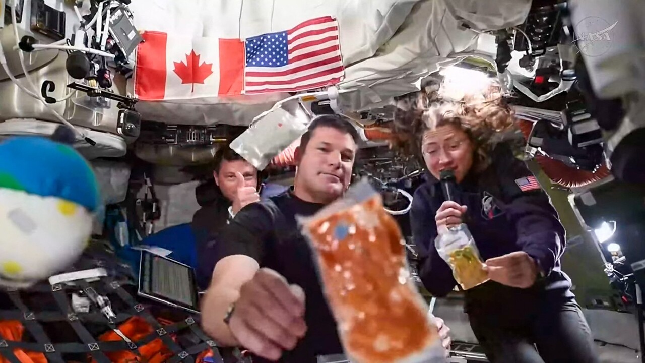 Čo jedia na palube, keď aj omrvinka môže ohroziť misiu Artemis II? Menu má skoro 200 položiek, káva nechýba ani vo vesmíre