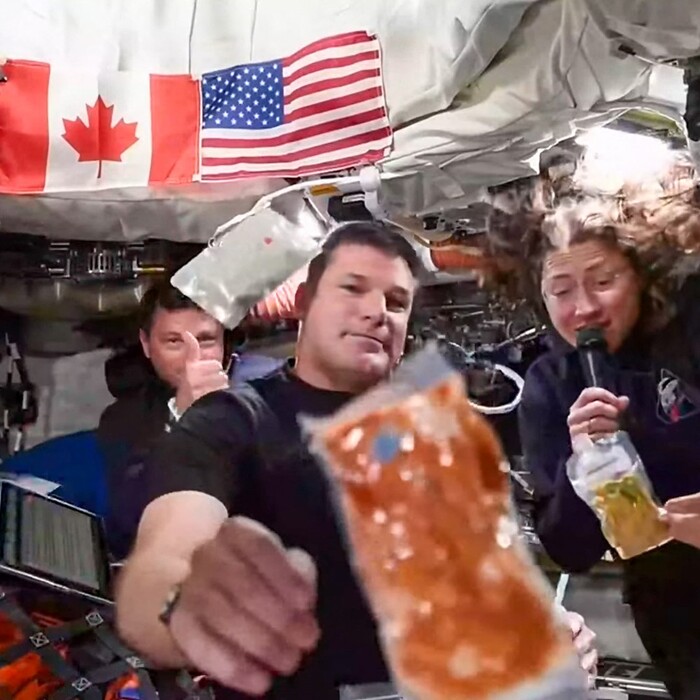 artemis posádka jedlo.jpg