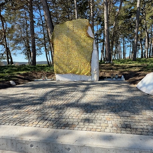 Zahalený pamätník