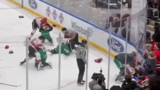 VIDEO: Diváci očakávali úplne inú charitu. Zápas medzi newyorskými policajtmi a hasičmi sa zmenil na obrovskú bitku