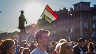 Maďarsko pred voľbami: Péter Magyar valcuje prieskumy a útočí na víťazstvo, Orbánov Fidesz stráca dych