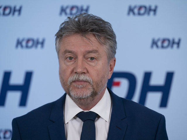 Hajko sa vzdáva poslaneckého mandátu, KDH sa podľa neho uberá inou cestou. Hnutie ho rešpektuje