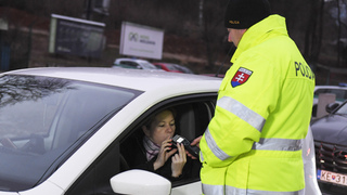 Polícia mala cez sviatky plné ruky práce. Na cestách v Košickom kraji odhalila alkohol, drogy aj neoprávnených vodičov