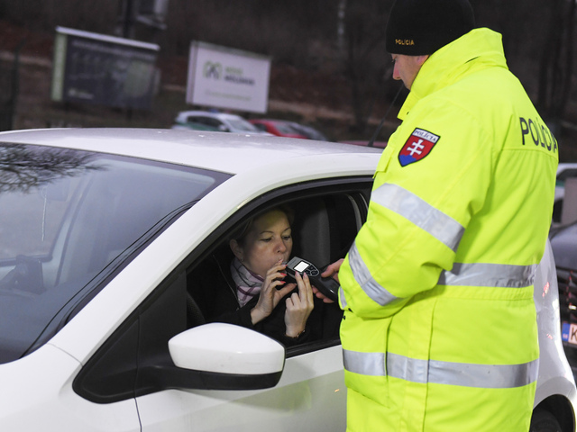 Polícia mala cez sviatky plné ruky práce. Na cestách v Košickom kraji odhalila alkohol, drogy aj neoprávnených vodičov
