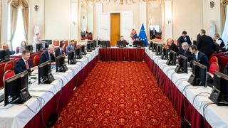 Slovensko od piatku ruší zákaz vývozu nafty do zahraničia. Ďalšie obmedzenia aj dvojaké ceny zostanú v platnosti