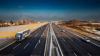 Veľká uzávera diaľnice pred Bratislavou štartuje už vo štvrtok večer. NDS bude frézovať vozovku a osádzať portály