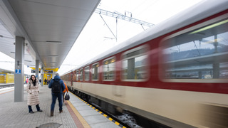 Vlaky mali zlacnieť až o polovicu: Štát chystal zníženie cestovného, vláda napokon cúvla. Čo rozhodlo? 