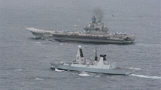 Ruská tieňová flotila preplávala cez Lamanšský prieliv. Moskva ignorovala hrozby Londýna a lode sprevádzala fregata