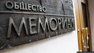 Organizácia odhaľujúca zločiny režimu skončila na zozname extrémistov: Rusko zakázalo Memorial