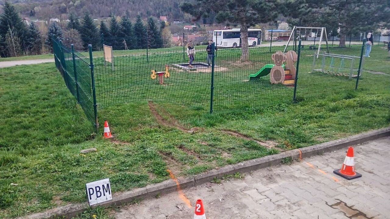 Vrazil do oplotenia detského ihriska a z miesta ušiel. Vodič v Medzeve nafúkal takmer tri promile, skončil v cele