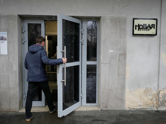 Kukláči vtrhli do redakcie Novaja gazeta. Ruské zložky prehľadali priestory novín a zadržali známeho novinára