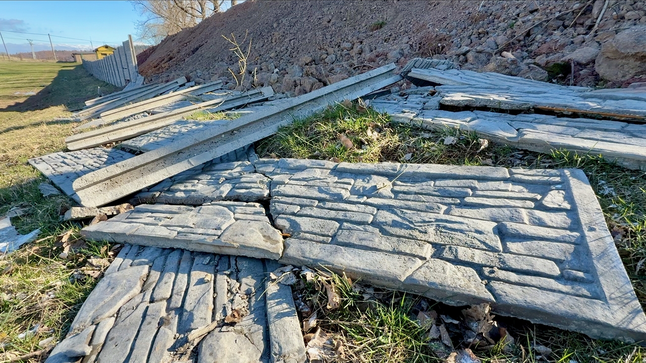 Absurdita na Spiši. Nový betónový plot vydržal len pár minút, vandali ho zničili hneď po odchode robotníkov