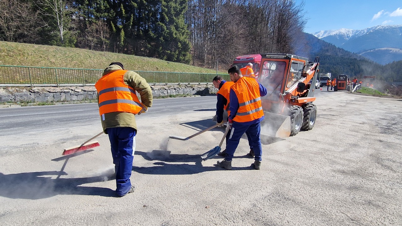 Väzni čistia cesty v Banskobystrickom kraji. Pod dohľadom psov začali upratovať Donovaly, dostávajú aj odmenu