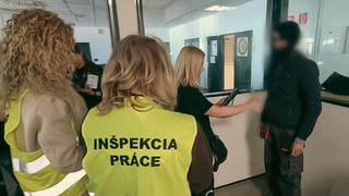 Kontrola v Trnave im klepla po prstoch. Polícia odhalila nelegálnu prácu cudzincov, vyhostila 13 ľudí