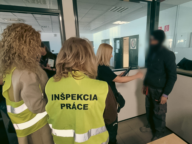 Kontrola v Trnave im klepla po prstoch. Polícia odhalila nelegálnu prácu cudzincov, vyhostila 13 ľudí