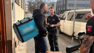 Razia na cudzincov v Trnave a Piešťanoch. Policajti si posvietili na kuriérov aj taxikárov, ktorí pracovali načierno