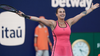 Aj 17-ročný tenista by dal Sabalenkovej 6:1, 6:1, nepochybuje McEnroe. Slávny búrlivák vyvolalo veľkú vlnu nevôle