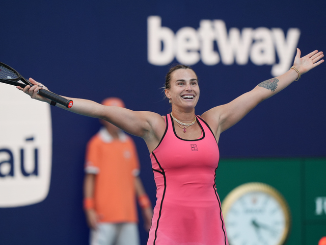 Aj 17-ročný tenista by dal Sabalenkovej 6:1, 6:1, nepochybuje McEnroe. Slávny búrlivák vyvolalo veľkú vlnu nevôle