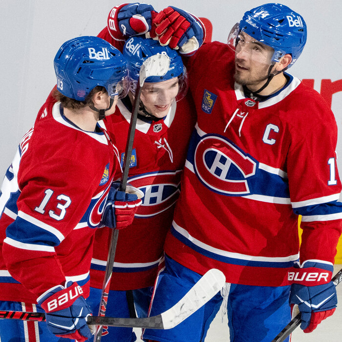 Na snímke hráči Montrealu Cole Caufield (vľavo), Lane Hutson (uprostred) a Nick Suzuki sa radujú z gólu v zápase zámorskej NHL Montreal - Florida v Montreale 7. apríla 2026.