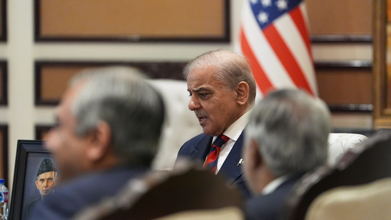 Pakistanský premiér Šahbáz Šaríf počas stretnutia s viceprezidentom USA J. D. Vanceom (mimo záberu) o situácii v Iráne, sobota 11. apríla 2026, Islamabad. (Foto: AP/Jacquelyn Martin, Pool)