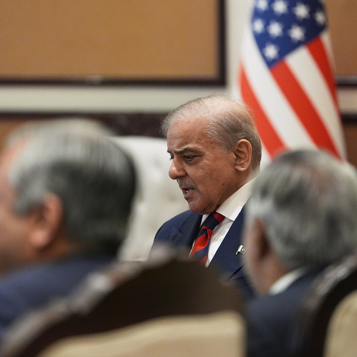 Pakistanský premiér Šahbáz Šaríf počas stretnutia s viceprezidentom USA J. D. Vanceom (mimo záberu) o situácii v Iráne, sobota 11. apríla 2026, Islamabad. (Foto: AP/Jacquelyn Martin, Pool)