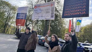 VIDEO: Orbán po hlasovaní čelil protestu. Aktivisti naňho čakali s letenkou do Moskvy