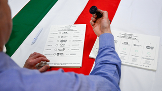 Podozrenia z manipulácie v Maďarsku. Občianska iniciatíva hlási zvážanie voličov aj rozdávanie balíčkov