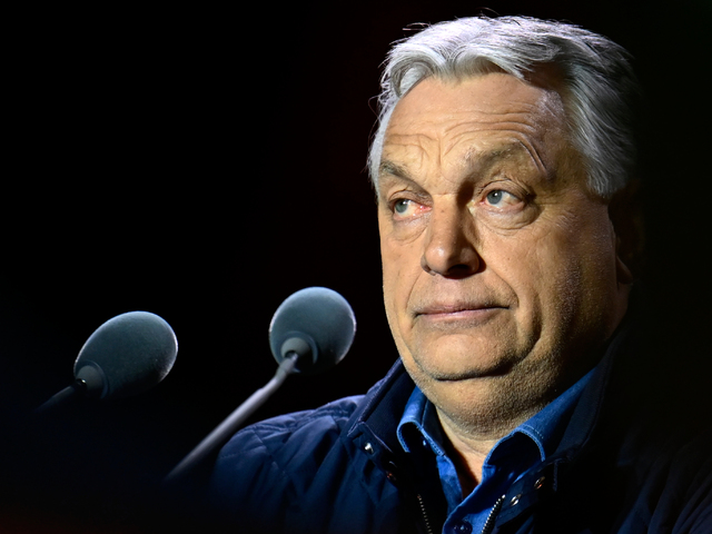 „Začala sa éra tyranie,“ vyhlásil Orbán. Po razii v centrále Fideszu vyzval na odpor voči vláde