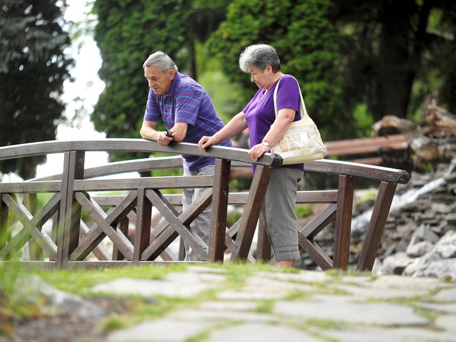 Štát dá seniorom stovku na pobyt, záujem je oveľa vyšší než kapacity. Na tisíce dôchodcov sa nedostane