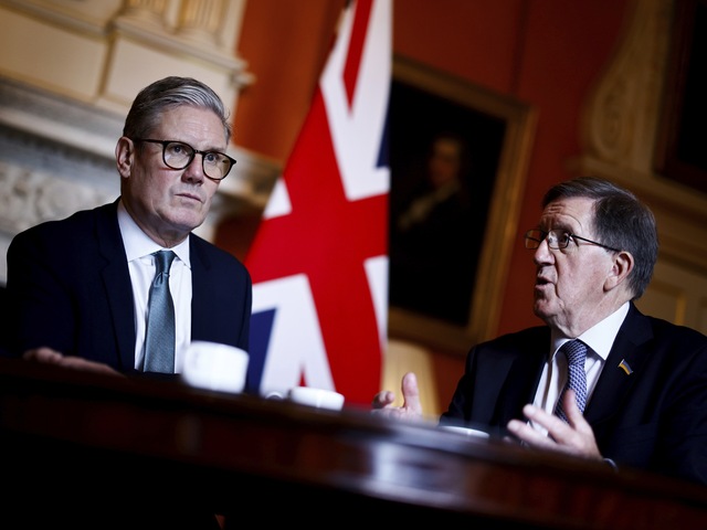 Británia nie je pripravená na nové hrozby, varuje exšéf NATO. Starmer podľa neho hovorí o obrane viac, než pre ňu robí