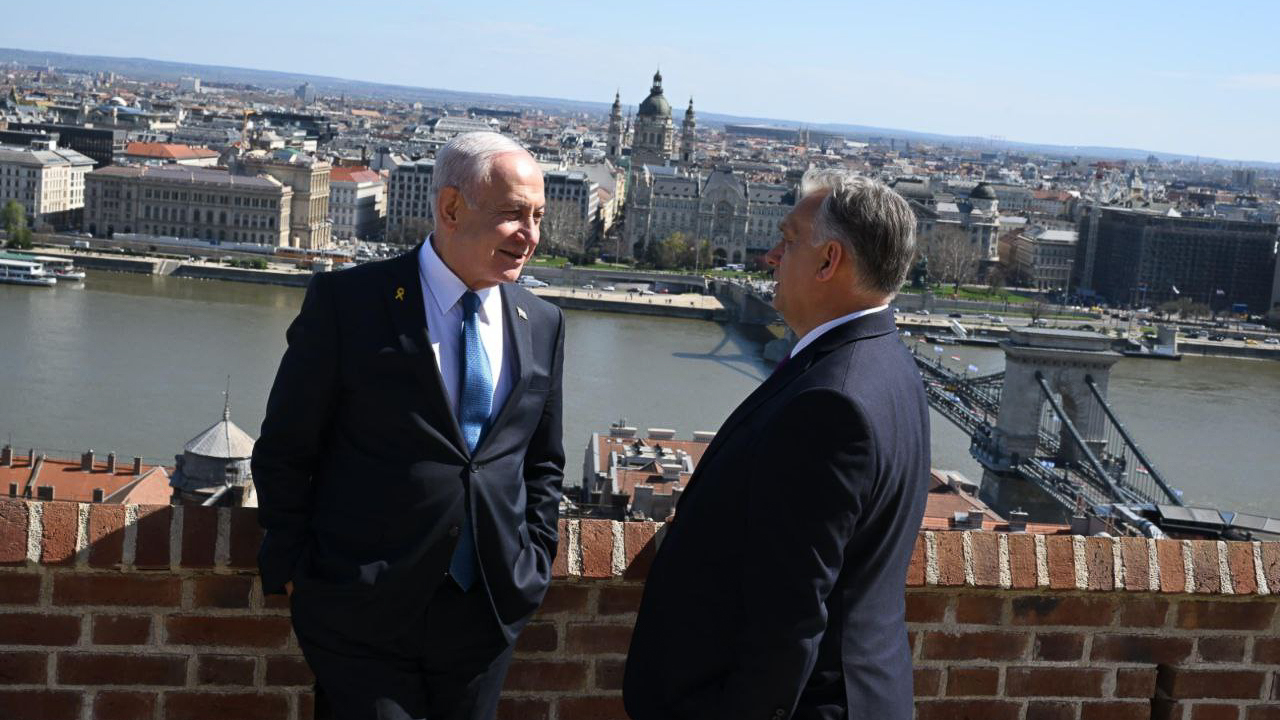 Orbánova porážka rezonuje aj v Izraeli. Netanjahu stráca najväčšieho spojenca v Európe, opozícia získava nádej