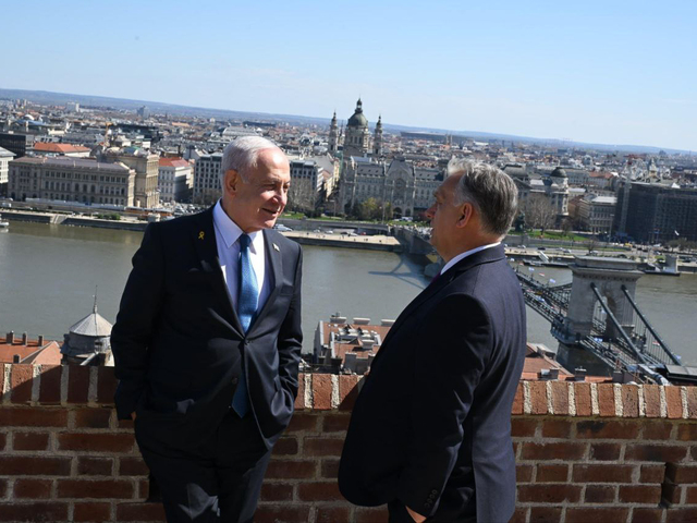 Orbánova porážka rezonuje aj v Izraeli. Netanjahu stráca najväčšieho spojenca v Európe, opozícia získava nádej