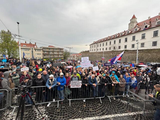 „Nevezmú nám voľby!“ Ľudia protestovali pred NR SR proti obmedzeniu hlasovania zo zahraničia, Huliakovci držia Tarabu v šachu
