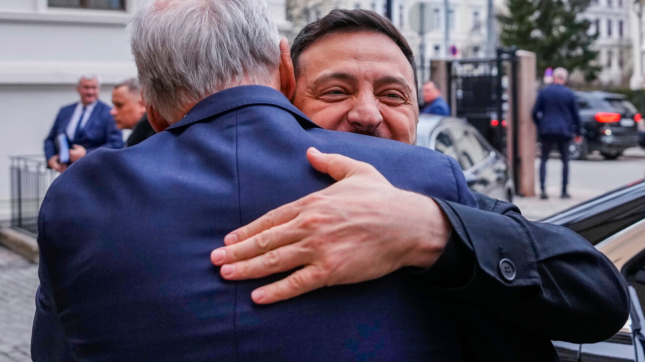 Nórsky premiér Jonas Gahr Störe (vľavo) sa objíma s ukrajinským prezidentom Volodymyrom Zelenským