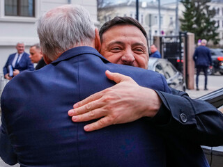 Nórsky premiér Jonas Gahr Störe (vľavo) sa objíma s ukrajinským prezidentom Volodymyrom Zelenským
