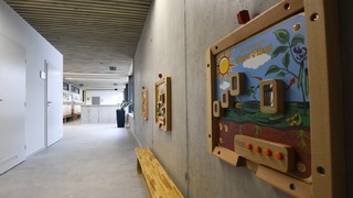 Mnohé školy ohlásili na 8. mája riaditeľské voľno. Rodičia detí môžu v tento deň využiť dávku ošetrovné od štátu