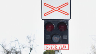 Rýchlik z Košíc nedorazil do Bratislavy. Vlak zachytil pracovný mechanizmus na trati, časť spoja zrušili