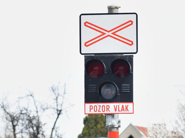 Rýchlik z Košíc nedorazil do Bratislavy. Vlak zachytil pracovný mechanizmus na trati, časť spoja zrušili