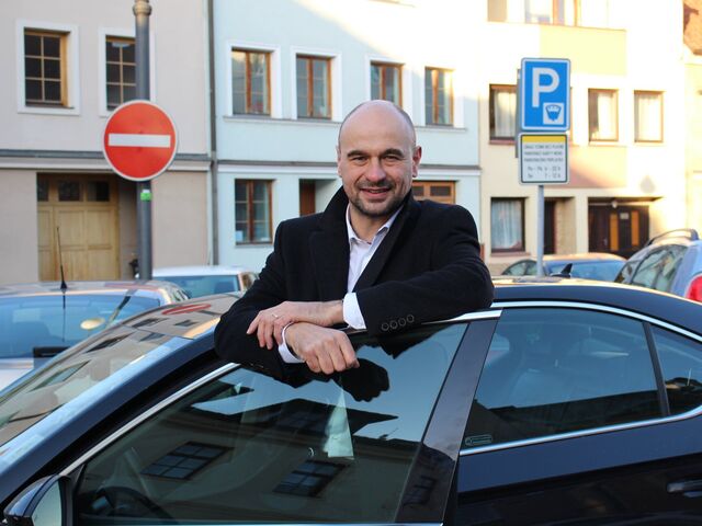 Darmožráč, kritizujú Babišovho poslanca. Namiesto práce v Snemovni sa radoval na štadióne