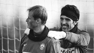 Chytal za Arsenal či Juventus. Známy rakúsky brankár zomrel po zrážke s vlakom