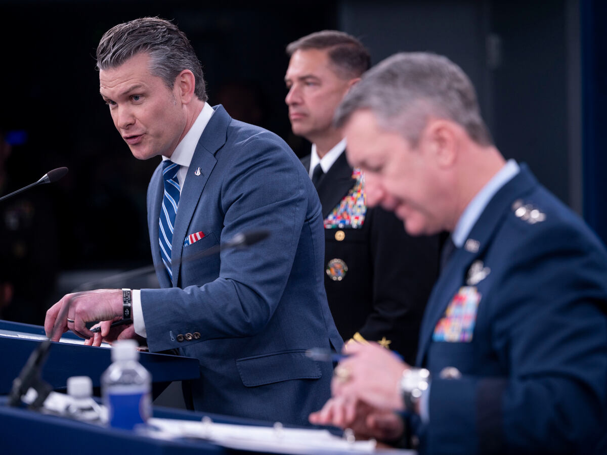 hegseth tlačovka.jpg