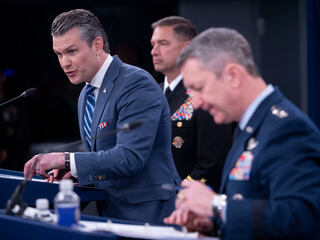 hegseth tlačovka.jpg