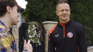 Našiel sa. Szijjártóa po dňoch odmlky zastihli pri behu, z obvinení zo skartovania dokumentov si hlavu nerobí