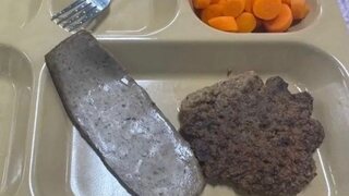 Šedý kus mäsa a hŕstka mrkvy. Fotky z amerických lodí spustili kritiku, vojaci podľa rodín čelia nedostatku zásob