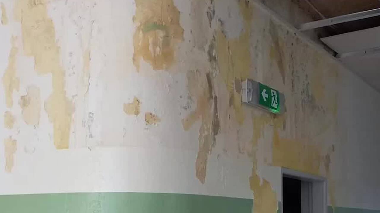 Keď prší aj v ambulancii. Poliklinika v Detve bojovala s deravou strechou vo dne, v noci, no už nebude musieť