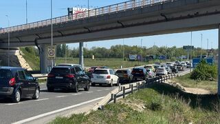 D1 pri Bratislave je tento víkend uzavretá. Na obchádzkach sa tvoria dlhé kolóny, vodiči stoja v zápchach