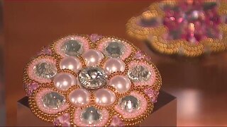 Šperk posúvajú na úroveň umeleckého diela. Brošne sú späť v centre módy a sú elegantnejšie ako nikdy predtým